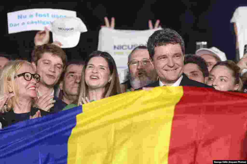 În declarațiile făcute imediat după închiderea urnelor, la ora 21:00, ora României, Nicușor Dan a mulțumit alegătorilor pentru prezența mare la vot și a spus că „alegerile nu sunt despre politicieni, ci sunt despre o comunitate”.Vorbind despre cei care nu l-au votat, Nicușor Dan a spus că ei sunt „o comunitate atât de revoltată de modul în care s-a făcut politică până acum încât crede că singura soluție este o revoluție”. „Este de datoria noastră să îi convingem că reforma justiției și lupta împotriva corupției vor prima”, a punctat el.