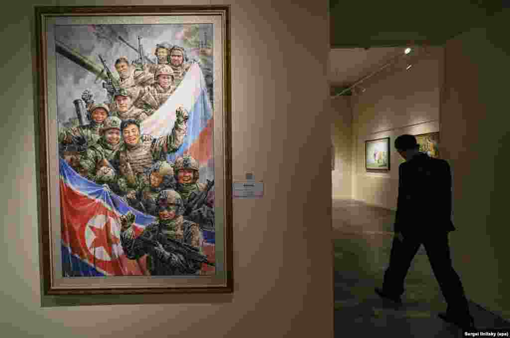 یک تابلوی نقاشی از سربازان کره شمالی و روسیه با عنوان «در یک سنگر».این نمایشگاه تبلیغاتی با عنوان «کشورِ مردمی بزرگ»، کره شمالی را در موزهٔ هنرهای تزئینی مسکو به نمایش می‌گذارد.