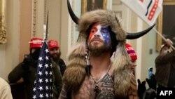 Один з прихильників президента США Дональда Трампа, які увірвалися до будівлі Капітолію. Вашингтон, 6 січня 2021