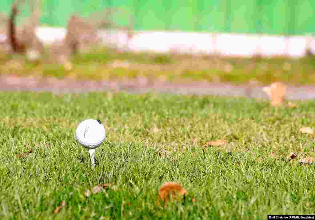 Алгач оюнчу тибокс деп аталган аймактан таякчанын жардамы менен кичинекей топту чабат.&nbsp; 