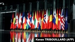 Національні прапори країн-членів Північноатлантичного альянсу в штаб-квартирі НАТО
