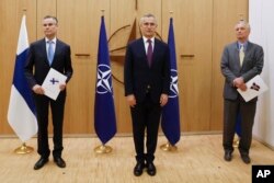 Представители Финляндии и Швеции вместе с генеральным секретарем НАТО Йенсом Столтенбергом во время подписания протоколов