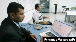 Студэнты вучацца праводзіць тэсты на паліграфе ў Лацінаамэрыканскім паліграфалягічным інстытуце ў Багаце, Калюмбія, 12 чэрвеня 2007 году