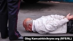 پلیس ضدشورش روسیه در حال بازداشت یک شهروند تاتار اهل کریمه در حاشیه یک تجمع اعتراضی در بهار امسال (عکس آرشیوی است)