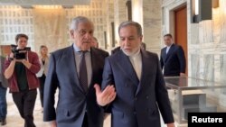 Iranski ministar vanjskih poslova Abbas Araqchi (desno) razgovara sa svojim italijanskim kolegom Antoniom Tajanijem uoči američko-iranskih nuklearnih pregovora u Rimu 19. aprila.