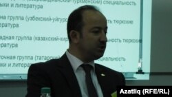 Бинәр Исмәт чыгыш ясый