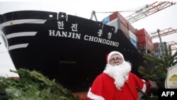 Різдвяний Дід роздає ялинки морякам у порту німецького Гамбурга