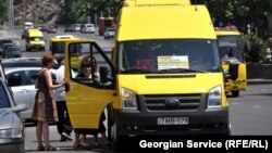 До конца текущего года компания "Тбилисский микроавтобус" планирует установить до шестисот камер, то есть примерно в каждой третьей маршрутке