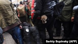 Постраждалий поліцейський під час мітингу в центрі Києва, 17 жовтня 2017 року 