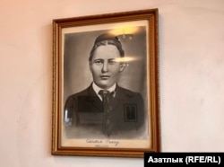 Бинаның түрендә Габдулла Тукай рәсеме тора