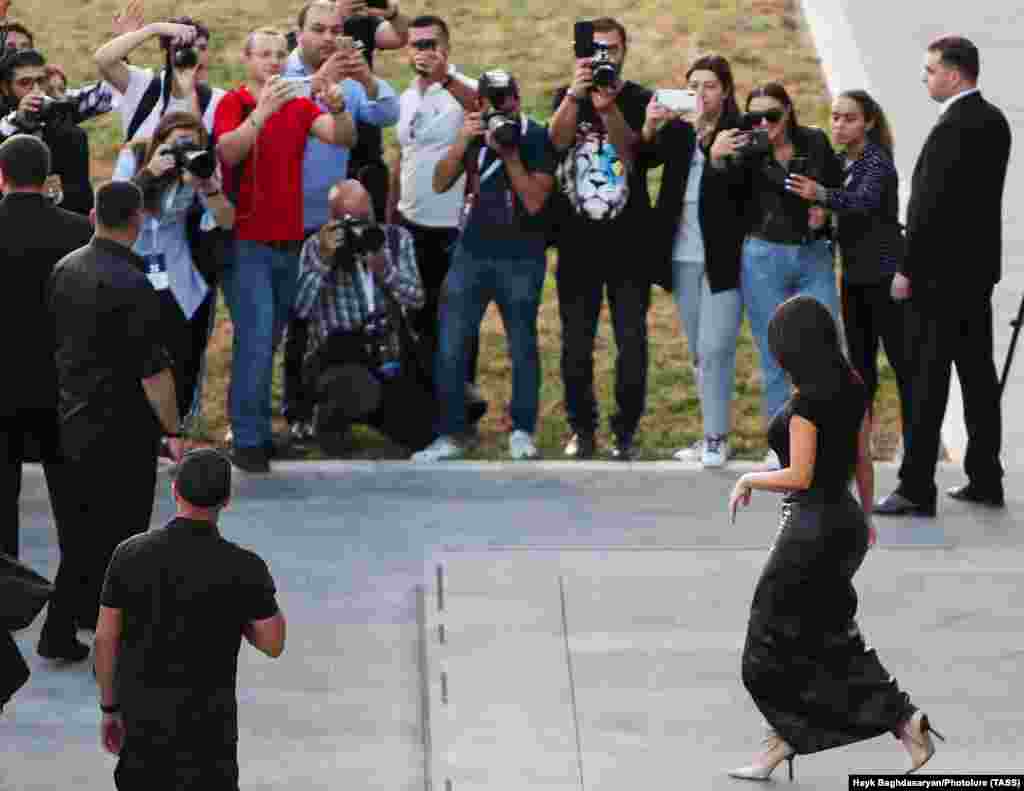 Кім залишає меморіал, йдучи повз шеренгу фотографів. Предки сестер Кардаш&rsquo;ян емігрували до США із Вірменії наприкінці 19-го століття