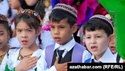 
Ýazgulyýew: "Orta mekdepleriň okuw meýilnamasynyň ýylda üýtgedilip durulmagy okuw gollanmalarynyň-kitaplaryň gaýtadan çap edilmelidigini aňladýar". 