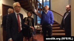 Бывший исполнительный директор компании Telia Ларс Нюберг (второй справа) и экс-финансовый директор и вице-президент Telia Теро Кивисаари (первый слева) в здании суда Стокгольма.