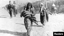 یک خانواده ارمنی در جریان کوچ‌ اجباری در سال ۱۹۱۵، عکس از آرمین تی وگنر