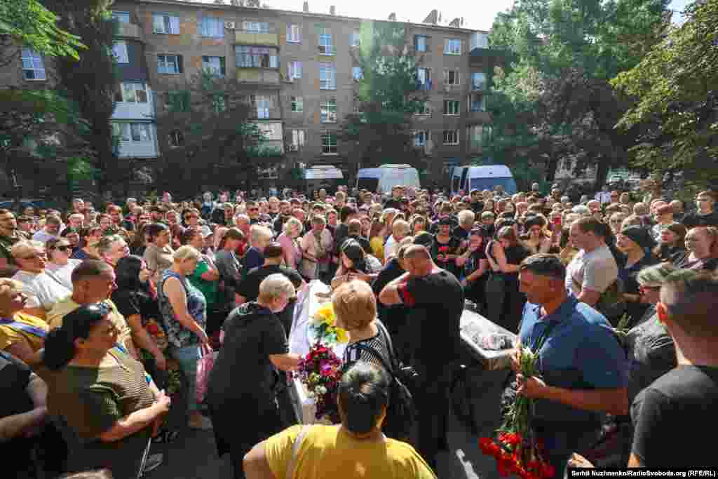 У Києві попрощалися з 24-річною Надією та її 2-річною донькою Ангеліною, які загинули під час комбінованої російської атаки в ніч проти 28 серпня. Київ, 31 серпня 2025 року