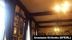 Соьлж-гIалара францхойн кхача кечбеш йолчу кафе чохь, 24Ман2013