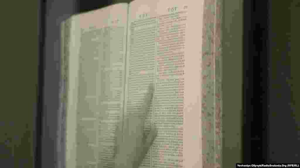 Арнас Анскайтіс, &laquo;Мандрівник&raquo;. Розворот &laquo;Енциклопедії, або Систематичного словника наук, мистецтв та ремесел&raquo;. У цьому розділі зазначається, що &laquo;мандрівником є той, хто мандрує з різних причин та інколи пише про свої мандри, але саме тому оповіді мандрівників не є вірогідними&raquo;.