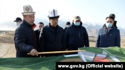 Садыр Жапаров во время посещения Верхненарынского каскада ГЭС, 9 ноября 2020 года.