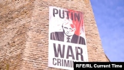 У 2023 і 2024 році на плакаті на стіні музею було зображено закривавлене обличчя Володимира Путіна з написом англійською «Путін – воєнний злочинець»