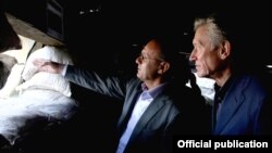 Министр обороны Армении Сейран Оганян (слева) и генсек ОДКБ Николай Бордюжа (архив)