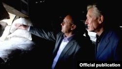 Армения - Министр обороны Армении Сейран Оганян (слева) и генсек ОДКБ Николай Бордюжа во время посещения боевых позиций на армяно-азербайджанской границе, 7 октября 2014 г. (Фотография - пресс-служба Минобороны Армении)