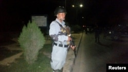 Ոստիկանը հսկում է Քաբուլի համալսարանը հարձակումից հետո, 24-ը օգոստոսի, 2016թ․ 