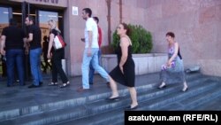 «Ֆիրդուսի» տոնավաճառի առևտրականները մտնում են քաղաքապետարանի շենք՝ քննարկելու տեղափոխման հարցերը, 9-ը հունիսի, 2017 թ․ 