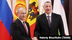 Президент России Владимир Путин (слева) и президент Азербайджана Ильхам Алиев