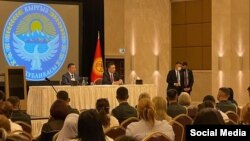 Жолугушууда тартылган сүрөт.