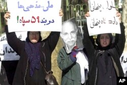 نرگس محمدی در اعتراض بازداشت ملی‌مذهبی‌ها، دی ۱۳۸۰