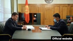 Президенттин милдетин аткаруучу,  парламент спикери Талант Мамытов «Улуттук энергохолдинг» мамлекеттик ишканасынын төрагасы Нурбек Козубековду кабыл алды. 23-ноябрь, 2020-жыл. 