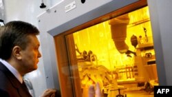 (архівна фотографія) Президент України Віктор Янукович відвідав 26 квітня комплекс із переробки ядерних відходів на Чорнобильській АЕС