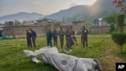 Отломки от самолет в контролираната от Индия част на Кашмир. Снимката е от 7 май