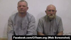 Григорий Цуркану (сол жақта) мен Роман Заболотний ИМ содырларының тұтқынында отыр.