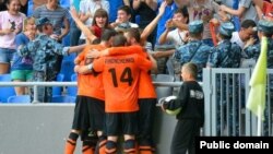 Футболисты из карагандинской команды "Шахтер" обнимаются после победного матча с  албанским клубом "Скендербеу". Астана, 30 июля 2013 года.