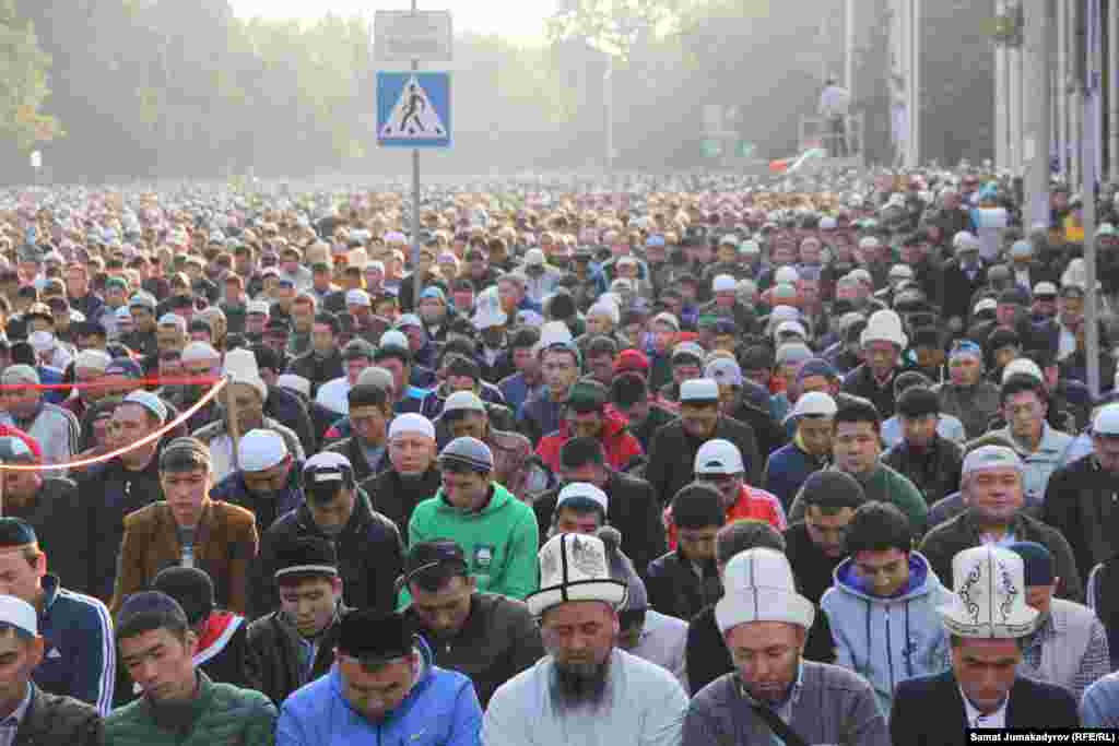Муфтият Бишкек шаарынын эски аянтындагы намазга 10 миңден ашык адам келгенин айтты