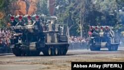 Ադրբեջանական բանակի զինտեխնիկան ցուցադրվում է Բաքվում անցկացվող զորահանդեսի ժամանակ, հունիս, 2013թ․