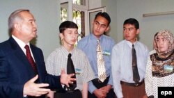 90-йилалр охирида Ислом Каримов ўзбек ëшларини хорижда илм ўрганишга даъват қилишга қаттиқ киришган эди.