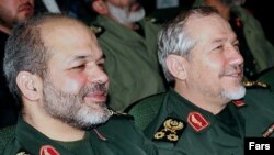 احمد وحیدی (چپ) در کنار رحیم صفوی فرمانده سابق سپاه پاسداران