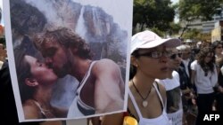 روز پنج‌شنبه گروهی از شهروندان ونزوئلا به دعوت هنرمندان آن کشور در تظاهراتی در کاراکاس، پایتخت، شرکت کردند