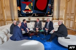 Марко Рубіо (третій зліва) та Стів Віткофф (перший зліва (спиною)) приїхали 17 квітня на переговори з Україною та європейцями до Парижу. Лондонську зустріч 23 квітня Рубіо та Віткофф проігнорували