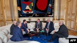 از چپ به راست: استیو ویتکاف و کیت کلاگ فرستادگان ویژۀ آمریکا، مارکو روبیو، آندری یرماک و آندریی سیبیها و رستم عمروف (مقامات ارشد اوکراینی) در کاخ الیزه در پاریس، ۲۸ فروردین