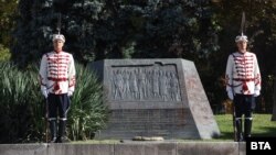Гвардейци на почетна стража до Паметника на Независимостта в София, 22 септември 2025 г.