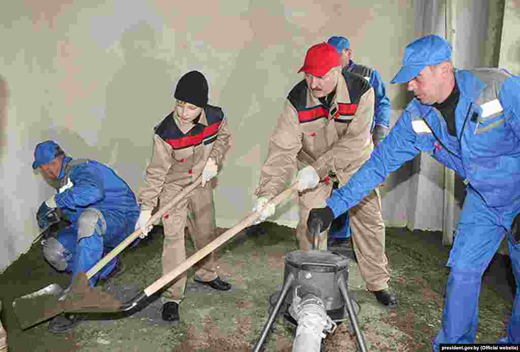 Адяксандар Лукашэнка на суботніку. Менск, 2014.