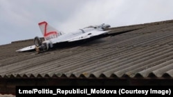 Фото, опубліковане поліцією, на якому зображено дрон, що впав на дах будинку охоронця саду в селі Кухурештій-де-Жос, 25 листопада 2025 року