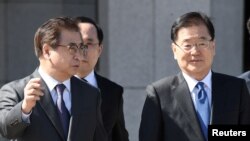 Түштүк Кореянын Пхеньянга барган  делегациясынын башчысы Чон Ый Ен (солдо). Сеул, 5-март,  2018-жыл. 