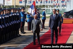 Президент Європейської ради Антоніо Коста проводить огляд почесної варти разом із президентом Сербії Александаром Вучичем. Белград, Сербія, 13 травня 2025 року