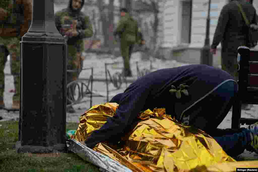 Адна з ахвяраў расейскай ракетнай атакі на цэнтар Сумаў.