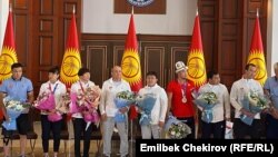 Токио Олимпиадасынан кайтып келген кыргызстандык оюнчулар жана машыктыруучулар. "Манас" аба майданы. Бишкек. 7-август, 2021-жыл.
