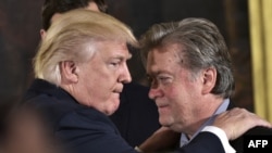 دونالد ترامپ (چپ) می‌گوید که استیو بنن کمترین نقش را در پیروزی وی و رسیدن به کاخ سفید داشته است.